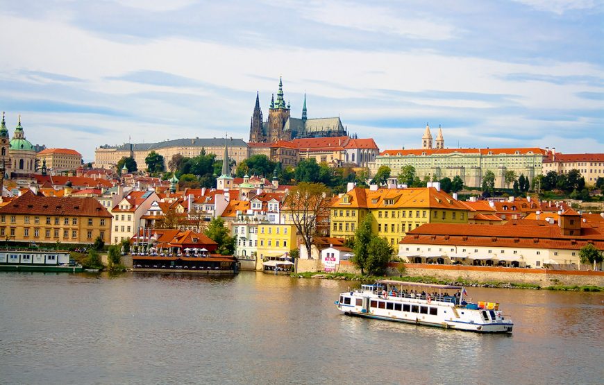 Boat trip on the Vltava river with lunch